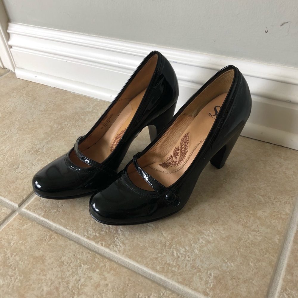 Sofft black patent leather MaryJanes pumps sz 6
